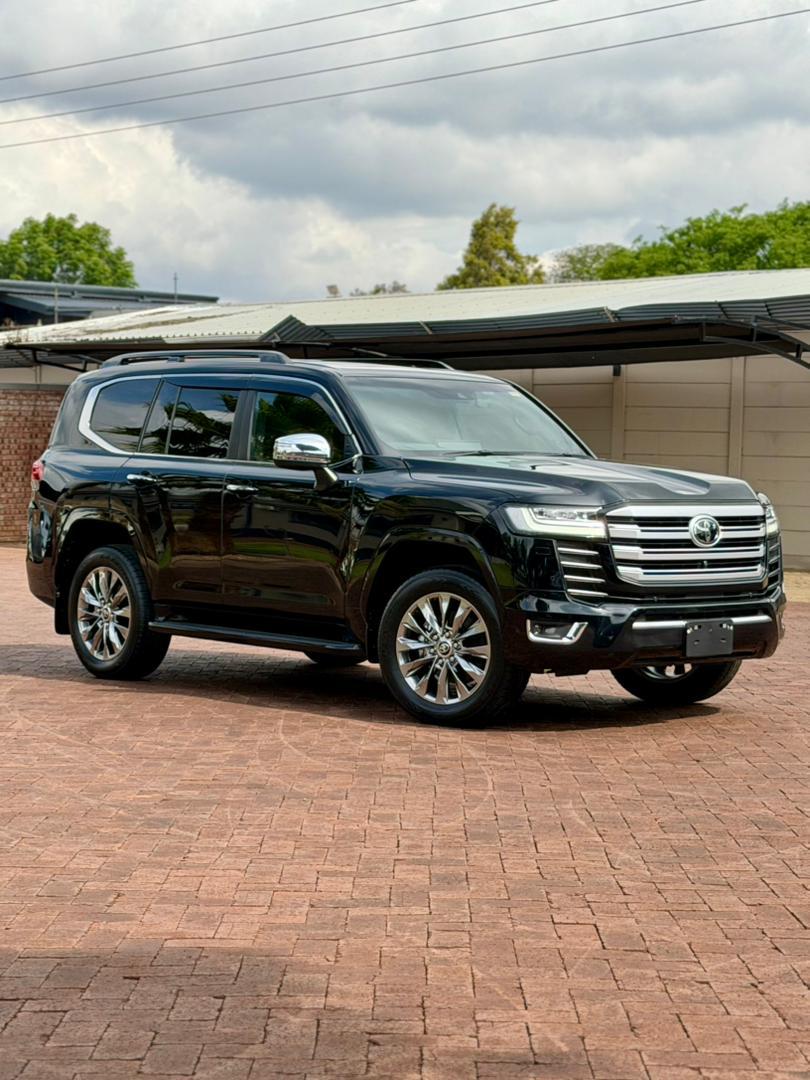 Toyota LandCruiser 300